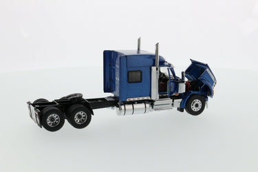 International LoneStar Sleeper Tractor Truck 1:50 Scale